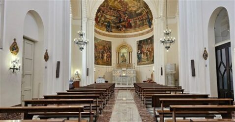 Interno chiesa di Pisano