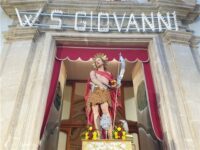simulacro di san giovanni battista sul sagrato della chiesa di A citrezza