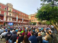 Folla nel cortile dell’Istituto San Francesco di Sales di Cibali