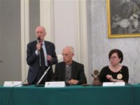 Il dott Tristano il Vescovo Raspanti e la dott Rita-Caramma-al-Serrra-Club-Acireale