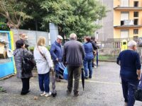 Gente in attesa davanti al container con i servizi postali