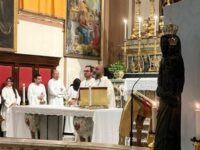 Il parroco don Leotta celebra la messa