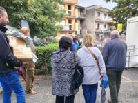 In fila ad aspettare il turno in piedi