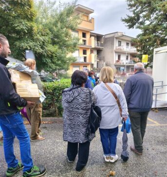 In fila ad aspettare il turno in piedi