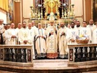 Vescovo e sacerdoti alla fine della messa