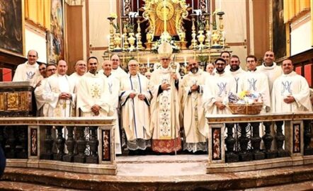 Vescovo e sacerdoti alla fine della messa