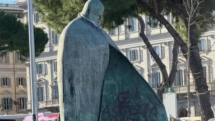 statua imbrattata