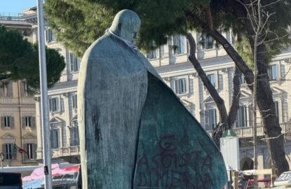 statua imbrattata, ph Ansa Sir