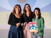 Chiara Guastella riceve il premio Isola