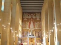Il Cristo Re sulla parete di fondo della chiesa omonima di Catania