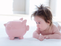 quanto costa oggi crescere un figlio