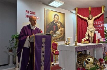 Vescovo Raspanti celebra messa all'ospedale di Acireale