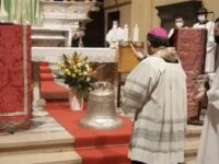 Il Vescovo Suetta benedice la Campana della vita
