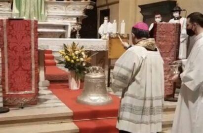 Il Vescovo Suetta benedice la campana della vita