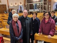 Mons Suetta e alcuni fedeli