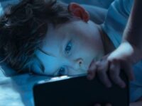 bambino con smartphone