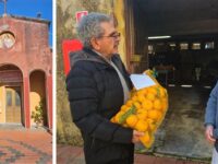 Cristaldi dona mandarini alle suore canossiane