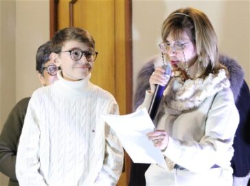 La regista con un giovanissimo attore