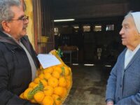 donazione Mandarini alla superiora delle Canossiane