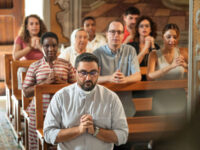 sacerdote e fedeli in preghiera