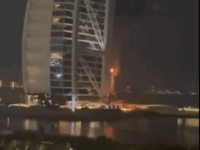 Foto dell’incendio divampato alla base dell’hotel Burj Al Arab di Dubai dopo l’attacco di un drone iraniano