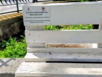 La targa sulla panchina inaugurata alla Villa-Comunale