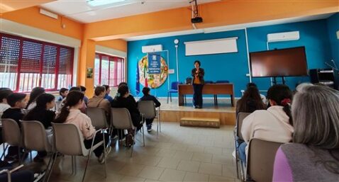 Margherita Asta con gli studenti di Santa Maria La Stella