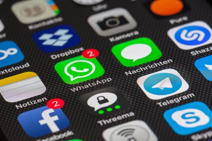 social media e il detox da essi icone dei vari social media all'interno di uno smartphone