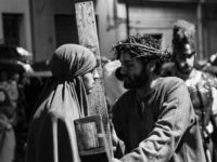 una scena della via crucis vivente santa venerina