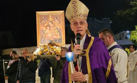 vescovo Raspanti nella processione aux flambeaux