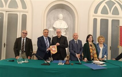 Il Presidente del Lions ing. Leonardi, don Rocca erappresentanti di altri club acesi