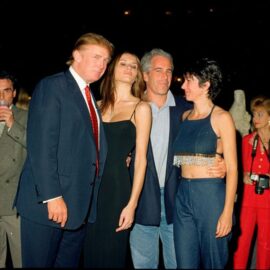 Una foto che ritrae Donald Trump assieme a Melania, Ghislaine Maxwell e Jeffrey Epstein