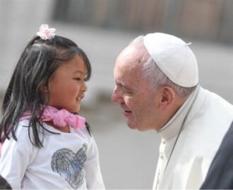 Papa Francesco e una bambina