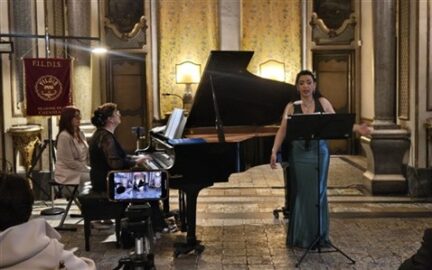 Leda Castiglione al piano con il soprano Marzia Catania