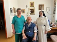 Teresa Scaravilli Mons Costanzo e una suora dell’OASI di Aci Sant’Antonio