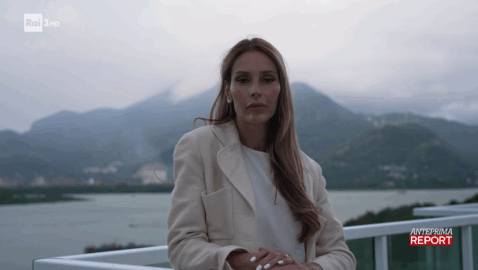 Amanda Ungaro intervistata da Report per discutere dei rapporti tra Melania, Trump, Epstein e Zampolli. Fonte. Report, RAI 3