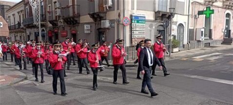 la banda per le vie di Trecastagni