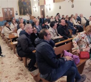 Chiesa san Michele folla che assiste alla proiezione del video