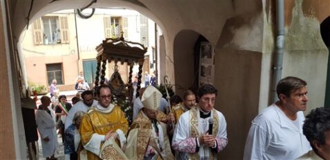Don Bigazzi e vescovo Suetta in processione