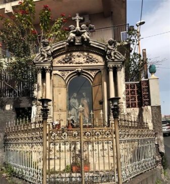 Edicola della Sacra Famiglia, via dei Miracoli