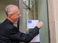 Monsignor Raspanti apponetarga nel Centro informazioni