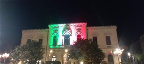 Palazzo comunale illuminato