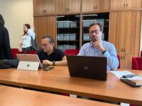 Salvatore vassallo (a sinistra) assieme al professore di Politica comparata dell’Università di Catania, Marcello Carammia (a destra)