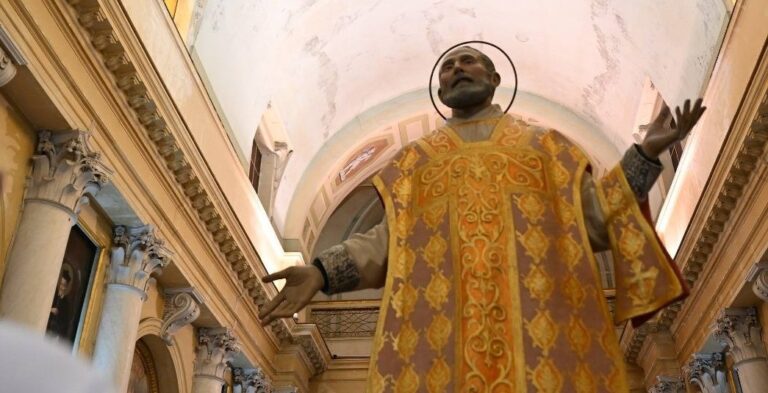 Statua san Filippo Neri