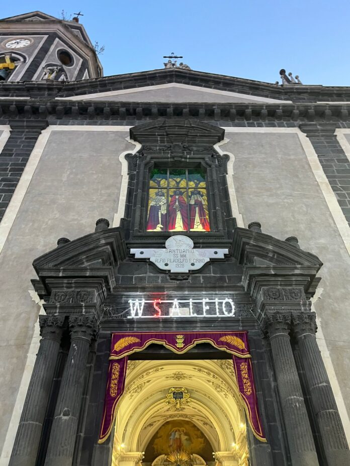 porta-chiesa-sant-alfio.jpeg Sant’Alfio Filadelfio e Cirino: storia dei santi martiri e del loro culto in Sicilia, tra tradizione religiosa e devozione a Trecastagni