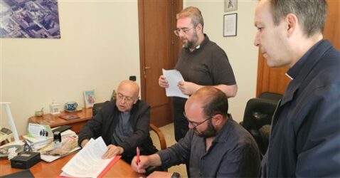 Firma contratto ristrutturazione Oratorio Acicastello