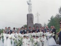 Padre Cavallaro inaugurazione stele con amministrazione comunale e bambini prima comunione