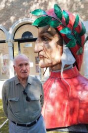 Prof Nino Leotta e un busto in cartapesta di Dante Alighieri