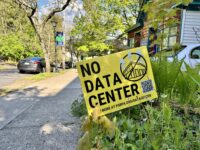 Un cartello con la scritta “No data center” in California, USA