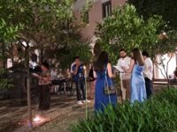 i giovani del servizio civile mentre leggono i brani